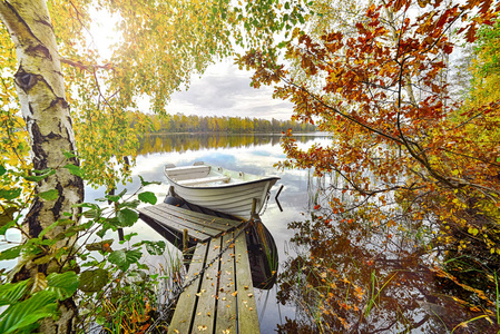 十月早上在瑞典湖上