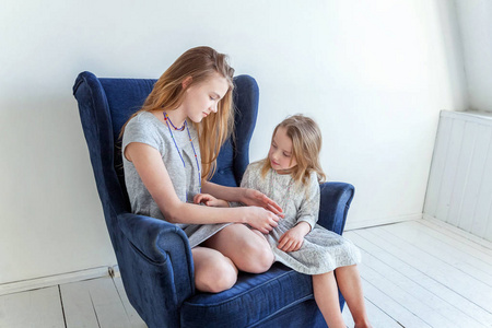 在现代的房间里的椅子上图片