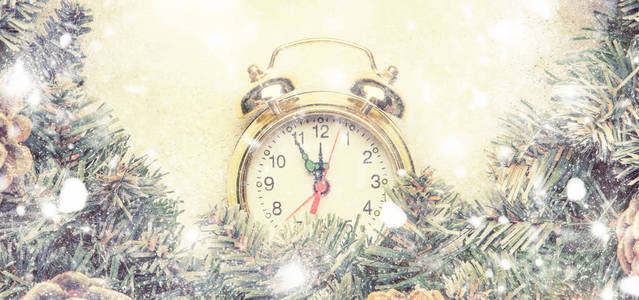 圣诞节或新年框架平面构图横幅，带闹钟和绿色雪杉枝，松树，白色，灰色背景，顶部视图。
