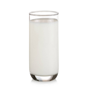 一杯牛奶隔离在白色上