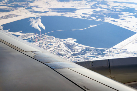 冬天从飞机上俯瞰西伯利亚城市