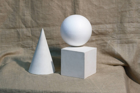 石膏几何教育静物与几何图形从石膏绘制.照片