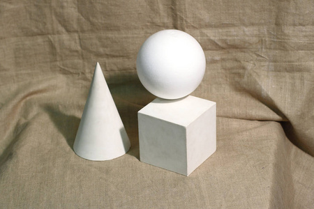 石膏静物教育静物与几何图形从石膏绘制.照片