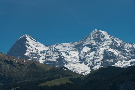 从瑞士劳特伯伦地区Murren俯瞰丛林山顶。 荣格弗劳是伯尔尼阿尔卑斯山的主要峰会之一。