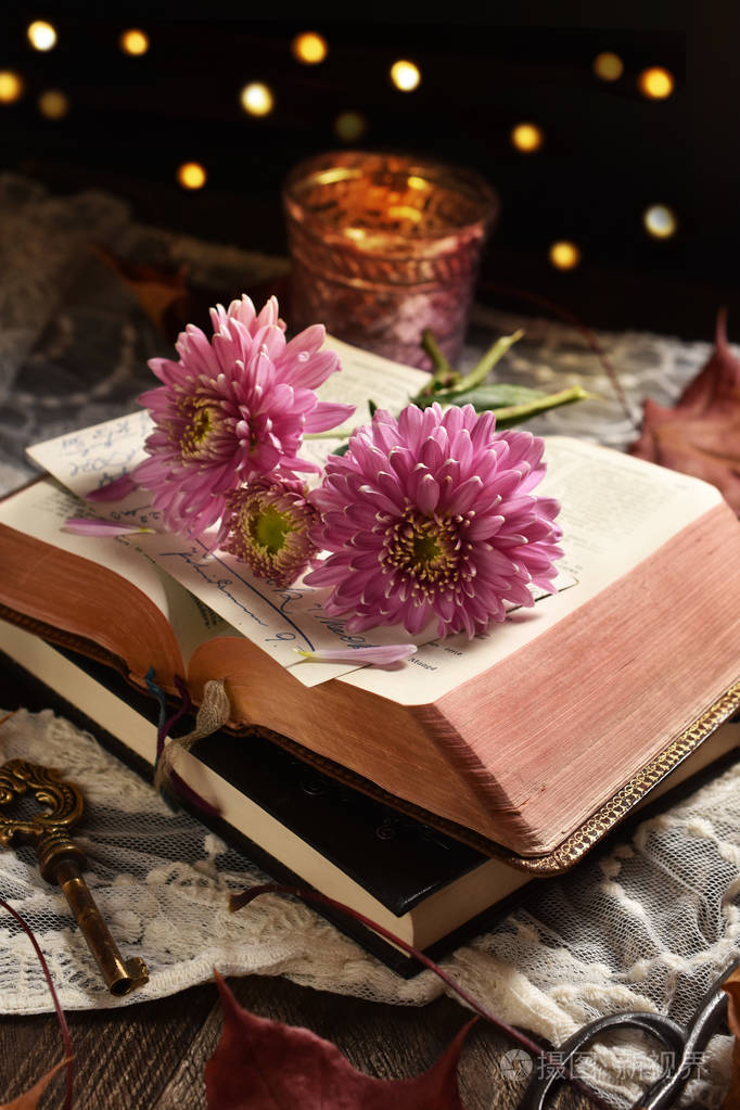 秋天的心情复古的风格开放的书和菊花的静物