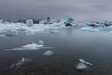 位于冰岛南部的jokulsarlon冰川泻湖的蓝色大冰山