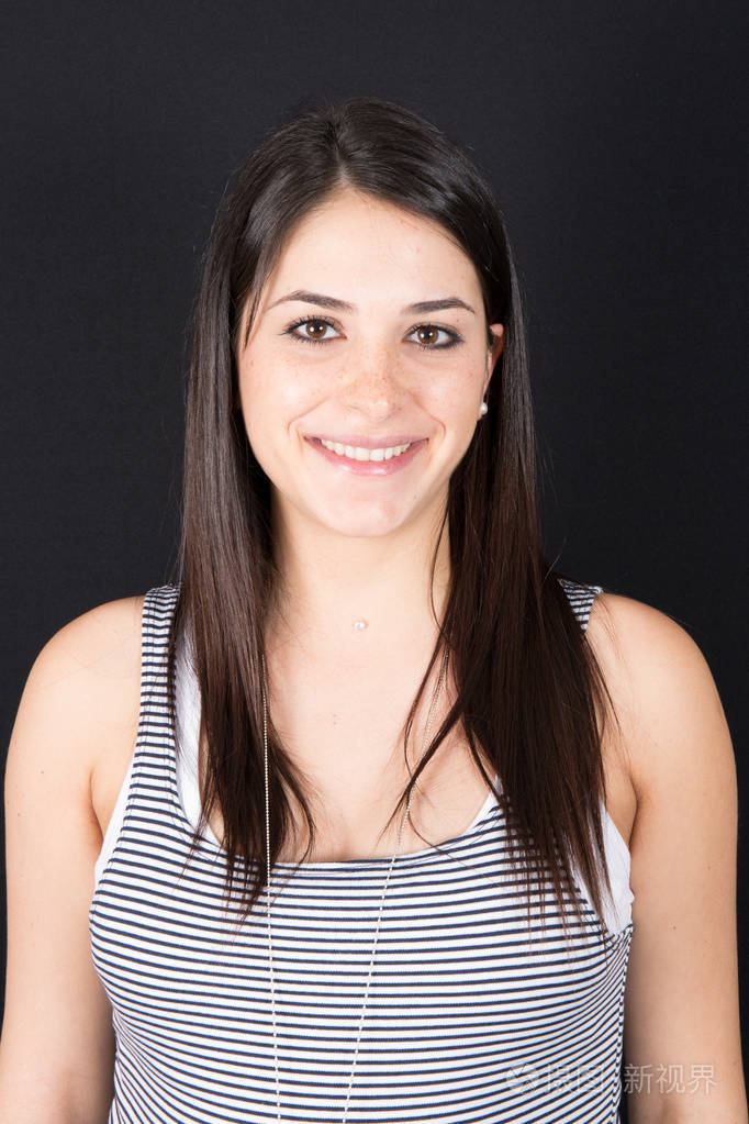 开朗的女孩肖像美丽的微笑的女人黑色背景