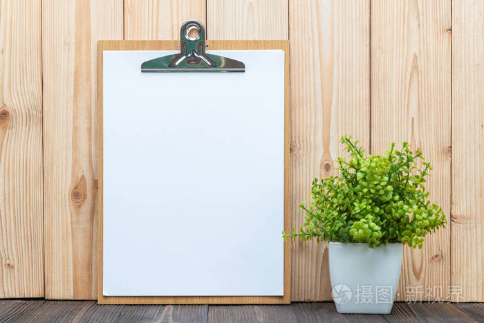剪贴板空白白纸小装饰树在白色花瓶上的木制背景备忘录模板设计理念
