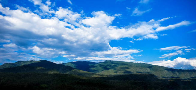 山上美丽的风景和天空。