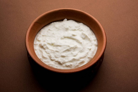 印度教的普通豆腐或酸奶或达希在穆迪背景下的碗中提供。 选择性聚焦
