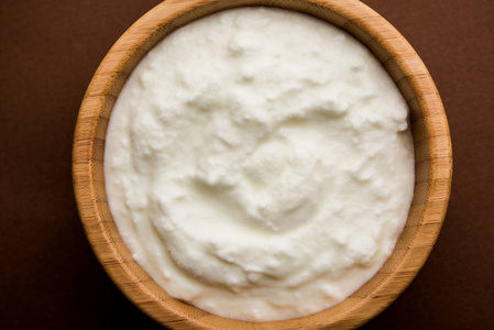 印度教的普通豆腐或酸奶或达希在穆迪背景下的碗中提供。 选择性聚焦