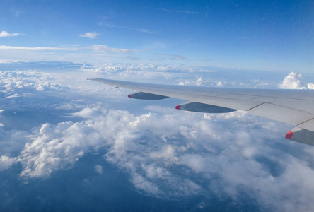 从飞机窗口看到美丽的云彩和天空