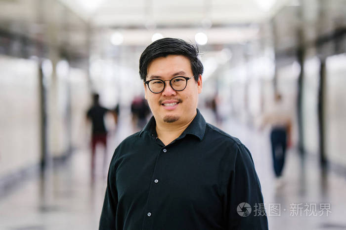 一位中年中国亚裔男子(新加坡人)的肖像照片-正版商用图片13ovyn-摄图