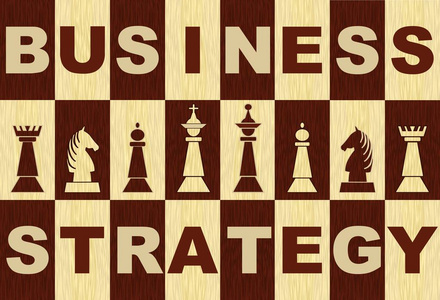 战略棋盘商业战略横幅在木镶嵌设计与国际象棋棋子, 木棋盘反字母和