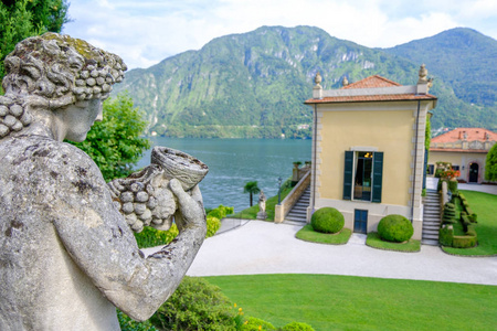 别墅巴尔比耶洛与雕像在花园。山的背景。 科莫湖意大利