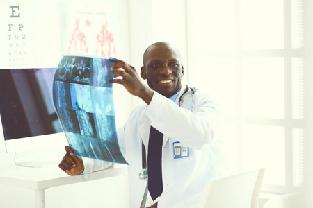 肖像年轻非洲医生持有患者 x 射线