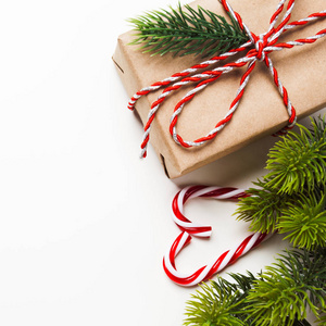 白色背景下的糖果和树的圣诞复古礼品