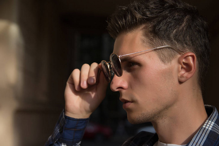 戴墨镜的白种人男性模特买眼照片