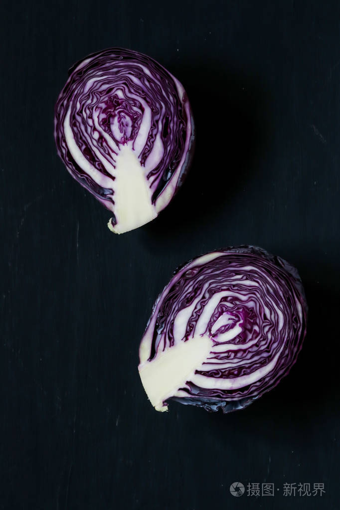 黑色背景上的红色卷心菜