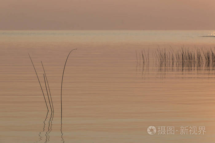 桃蓝的天空和水 倒影在平静的淡水湖背景上 加拿大安大略的托伯里布鲁斯半岛照片 正版商用图片13p0rh 摄图新视界