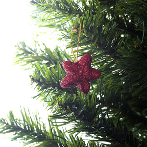 圣诞树装饰球星金抽象背景新年快乐。