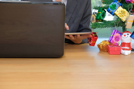 startup男商人在圣诞节新年假期期间与平板电脑合作