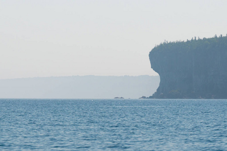 格鲁吉亚湾海岸线悬崖剪影洞穴点在清晨薄雾和雾背景壁纸