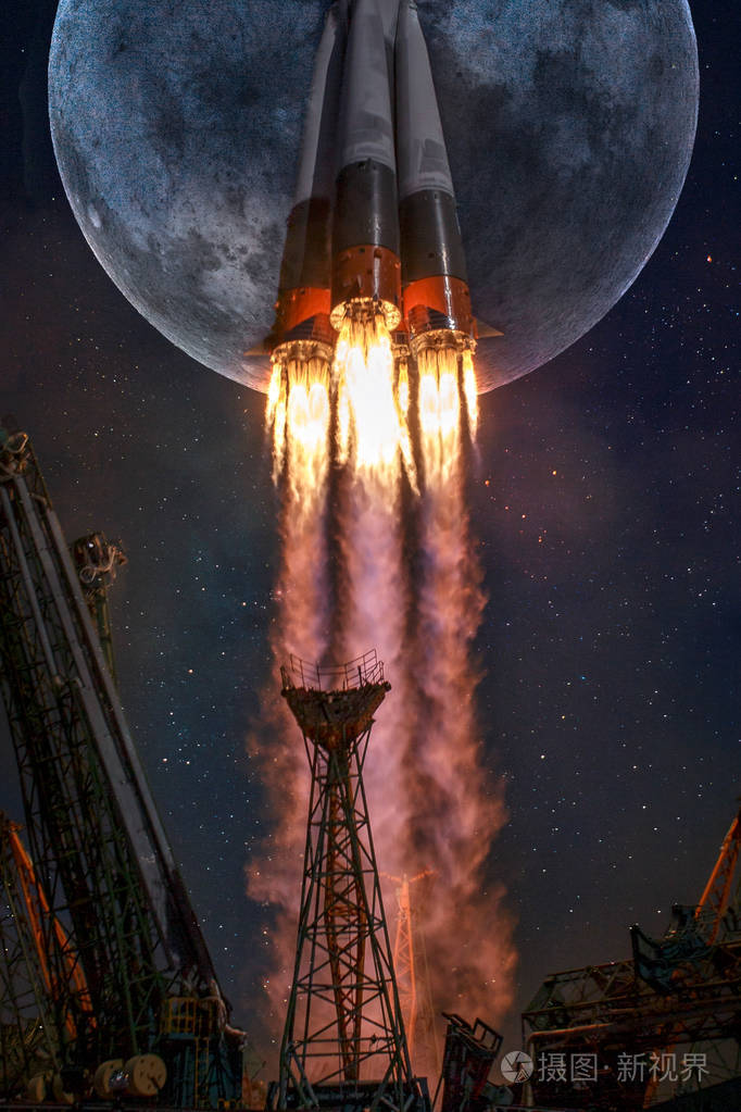 宇宙飞船起飞执行月球概念旅行到月球拼贴.