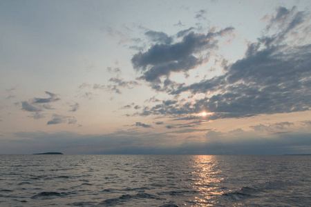 华丽的黎明云和日出在格鲁吉亚湾的水与悬崖和喜怒无常的感觉