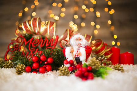 圣诞装饰与圣诞老人克劳斯雪和灯的背景。 新年快乐。 圣诞快乐。 选择性聚焦和小场深