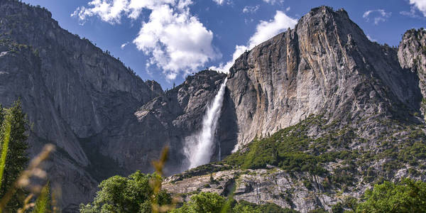 惊人的优胜美地瀑布在陡峭而崎岖的悬崖上