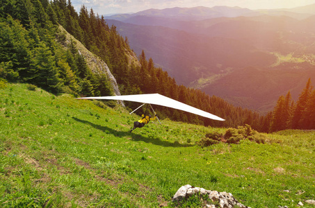 滑翔伞在壮观的山景前起飞