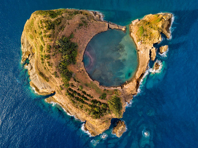 维拉弗兰卡多坎波岛的俯视是由葡萄牙亚速尔岛圣米格尔岛附近一座古老的水下火山口形成的。鸟瞰，鸟瞰全景..