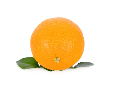 整个新鲜的脐橙，白色背景的叶子