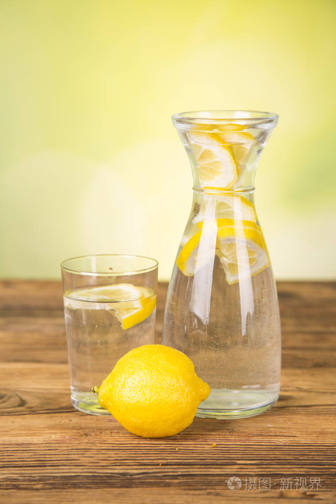 加了水柠檬的杯子