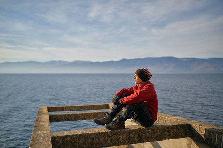 旅游骑自行车与宽轮沿贝加尔湖岸边