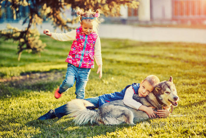 有一只大狗的小孩是最好的朋友