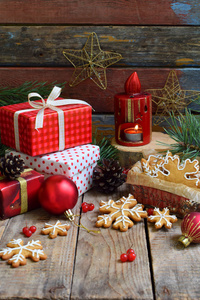 圣诞作文与姜饼饼干礼物节日装饰和杉树枝。 节日新年圣诞节的概念。 复古风格。 平躺顶部视图与复制空间。