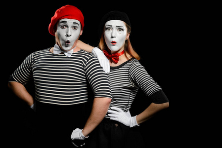 惊讶默剧, 查出在黑色照片