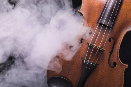 光晕中的小提琴图片