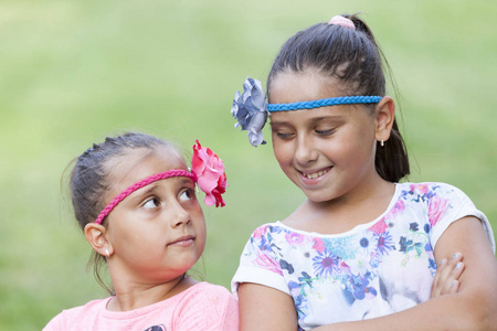 两个女孩在公园里玩选择性的焦点和小的场地深度。