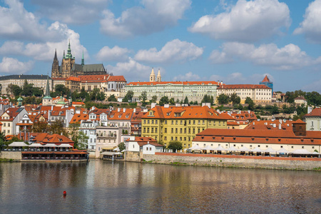 从Vltava River Prague捷克共和国俯瞰布拉格城堡和圣维图斯大教堂。