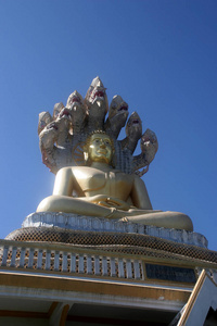泰国北部山区有龙的大佛像雕像