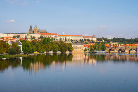 从Vltava River Prague捷克共和国俯瞰布拉格城堡和圣维图斯大教堂。