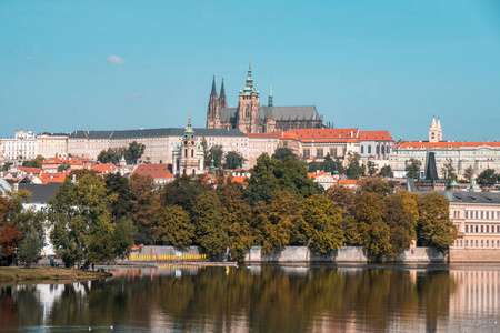 从Vltava River Prague捷克共和国俯瞰布拉格城堡和圣维图斯大教堂。