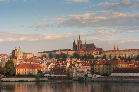 在布拉格俯瞰vtlava河的城堡景色