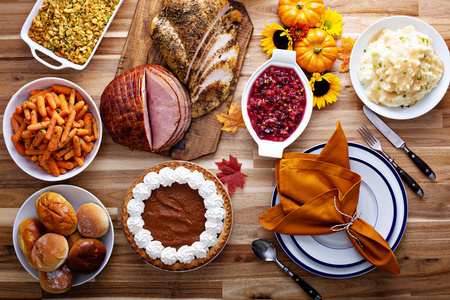 感恩节桌与土耳其和两侧