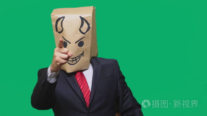 情感的概念手势一个人有一个包在他的头上画笑脸生气狡猾幸灾乐祸魔鬼