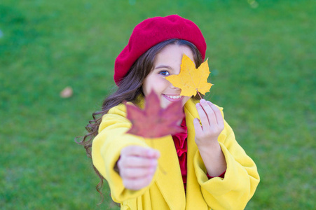 秋天舒适就在附近.小女孩兴奋的秋季季节.秋天温暖季节愉快的时刻.