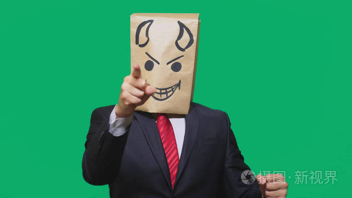 一个人在他的头上有一个包, 一个画的笑脸生气, 狡猾, 幸灾乐祸